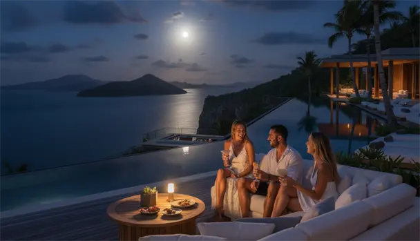 Terraza del hotel de noche con un grupo de amigos disfrutando de la noche