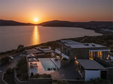 Atardecer en mirador frente al océano